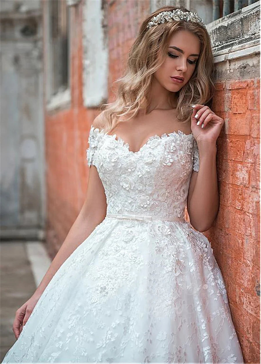 Fast Delivery Sweetheart Neckline Cap Sleeves Sweep Train A-line Lace Wedding Dress 2021 Bridal Gown With Belt