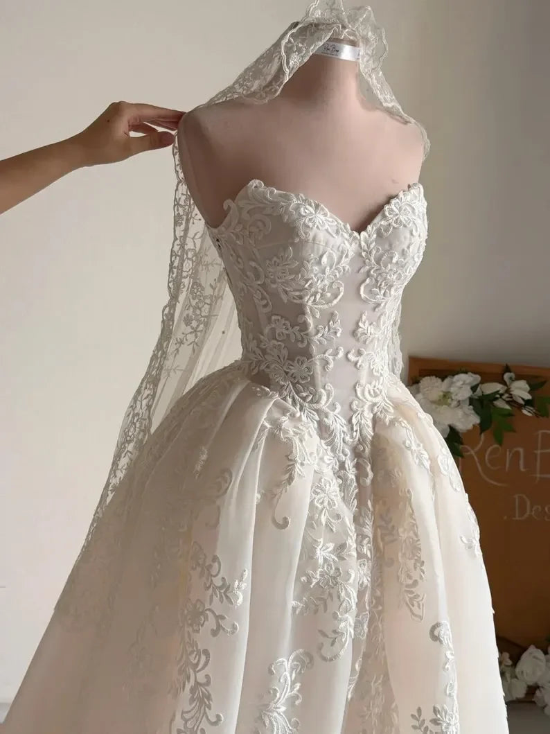 Customized02025 New Elegant A-Line Lace Applique Princess Wedding Dress Sweetheart Backless Pleated Luxury Ball Bridal Dress