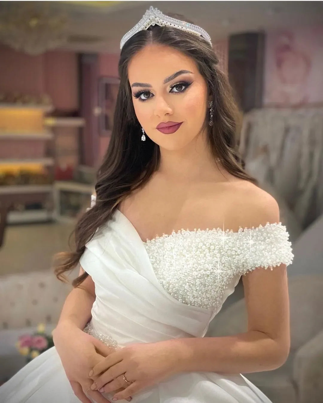 Customized Luxury And Elegant White Pearl Wedding Dress Sleeveless V-Neck Off Shoulder Ruffled Princess Bridal Dress Plus Size