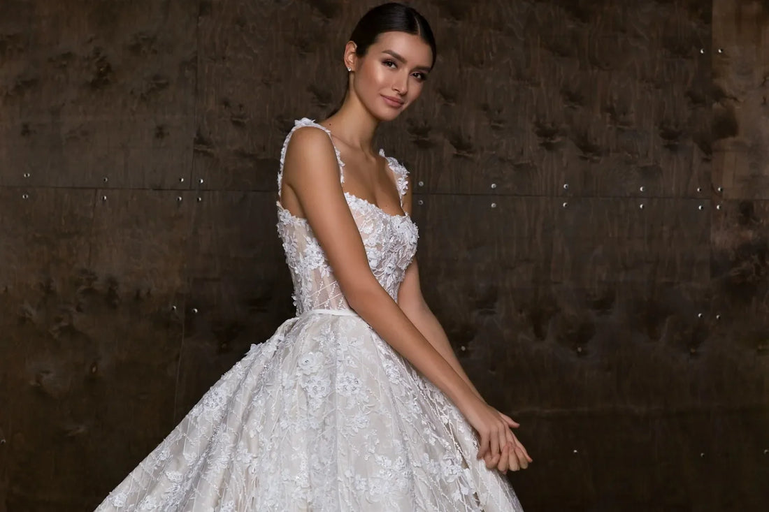 Customized Luxurious white Lace 3D Floral Women's Wedding Dress With Square Neck Backless Sleeveless Sexy Princess Bridal Gown