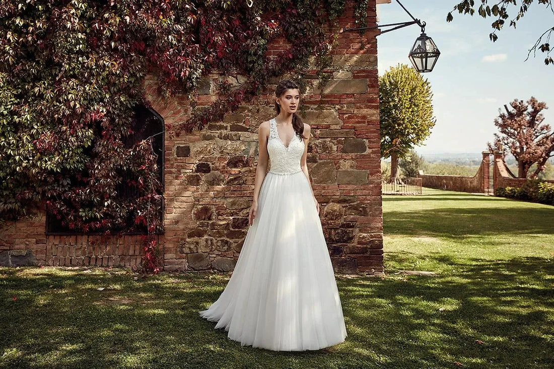 Fashion New Sexy Backless A Line Wedding Dress Halter Neck Sleeveless  Applique Tiered Tulle Sweep Train Princess Bridal Gowns